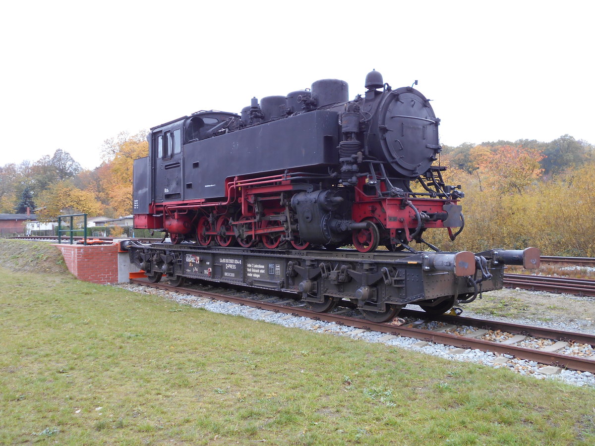 Die 99 1783,am 04.November 2018,an der Verladerampe in Putbus.