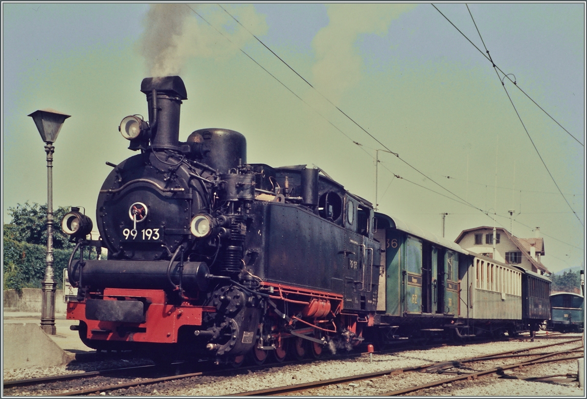 Die 99 193 wartet im Sommer 1985 in Blonay auf die Abfahrt nach Chaulin. Damals was die kompakte und formschöne Dampflok recht häufig im Einsatz auf der Blonay Chamby Bahn.
AnalogBild/Juli 1985 