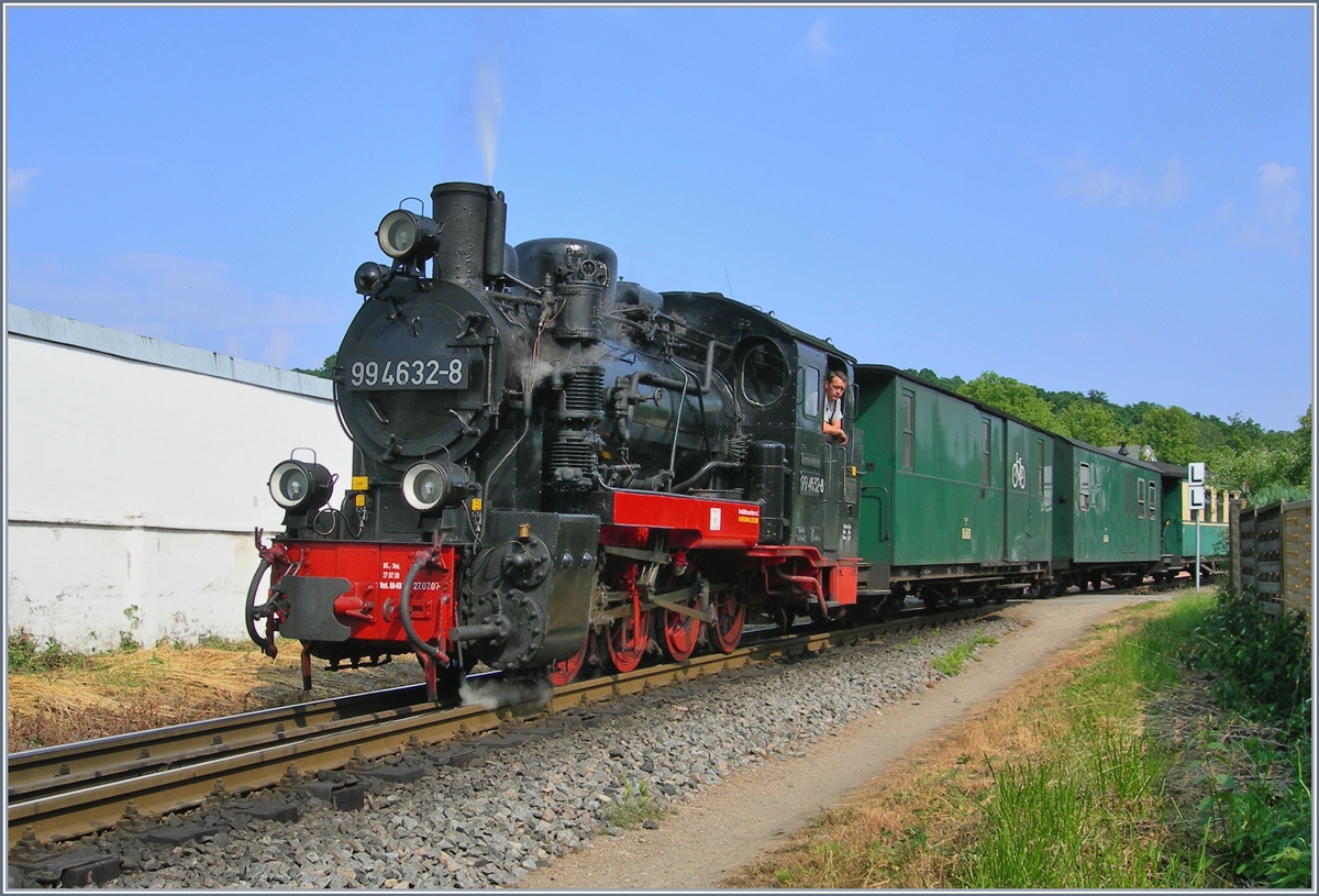 Die 99 4632-8 mit ihrem recht langen Zug Richtung Putbus kurz nach der Ausfahrt in Binz LB.
Juni 2007 