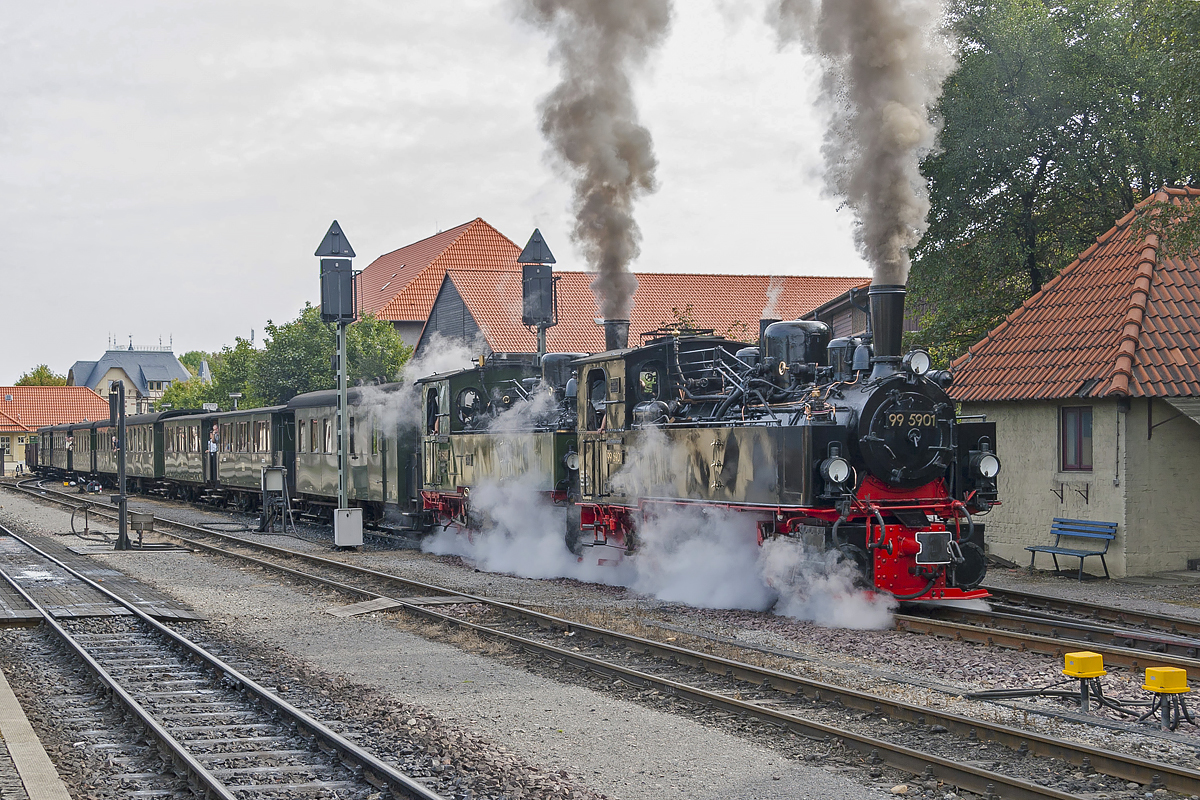 Die 99 5901 und 99 5902 mit dem Traditionszug bei Ausfahrt aus den Bahnhof Wernigerode in Richtung Brocken am 9. September 2009.