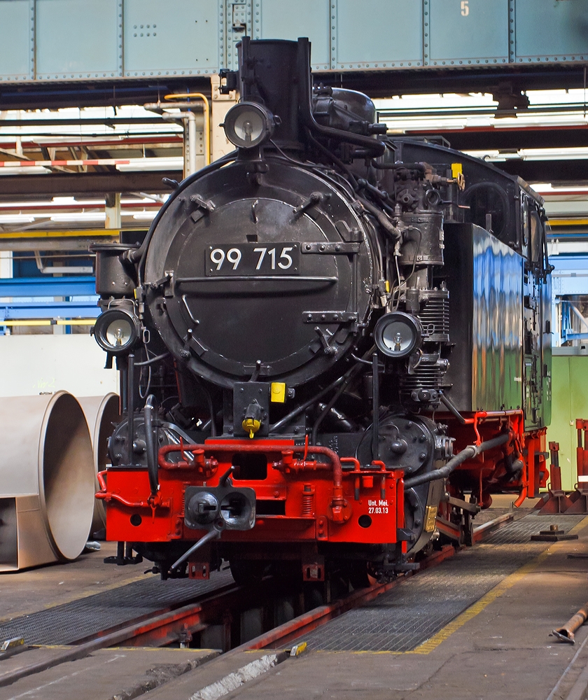 Die 99 715 der Prenitztalbahn (ex DR 99 1715-4) eine Schsische VI K (Baureihe 99.67–71) steht am 24.08.2013 im Dampflokwerk Meiningen. 

Die Aufnahme entstand auf einer offiziellen Fhrung.