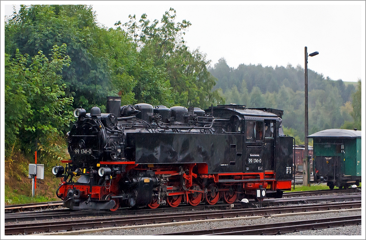 Die  99 741 der Weißeritztalbahn, hier ausgeliehen von der Fichtelbergbahn (ex DB 099 725-4, ex DR 99 1741-0) am 25.08.2013  beim Umsetzen, im Regen im Bahnhof Oberwiesenthal. 

Die 750 mm-schmalspurige Dampflok der Baureihe 99.73-76  (sächsische VII K Altbau) wurde 1928 bei Sächsische Maschinenfabrik (SMF) vorm. Richard Hartmann AG in Chemnitz unter der Fabriknummer 4691 gebaut.

Diese 5-fach-gekuppelten Loks der Gattung K 57.9 haben eine Leistung von 600 PSi mit ihrem Dienstgewicht von 56,7 t haben eine Höchstgeschwindigkeit von 30 km/h. Zusammen mit der Nachfolgebauart Baureihe 99.77-79 stellen die Lokomotiven die stärksten Schmalspurlokomotiven für 750 mm-Spurweite in Deutschland dar.
