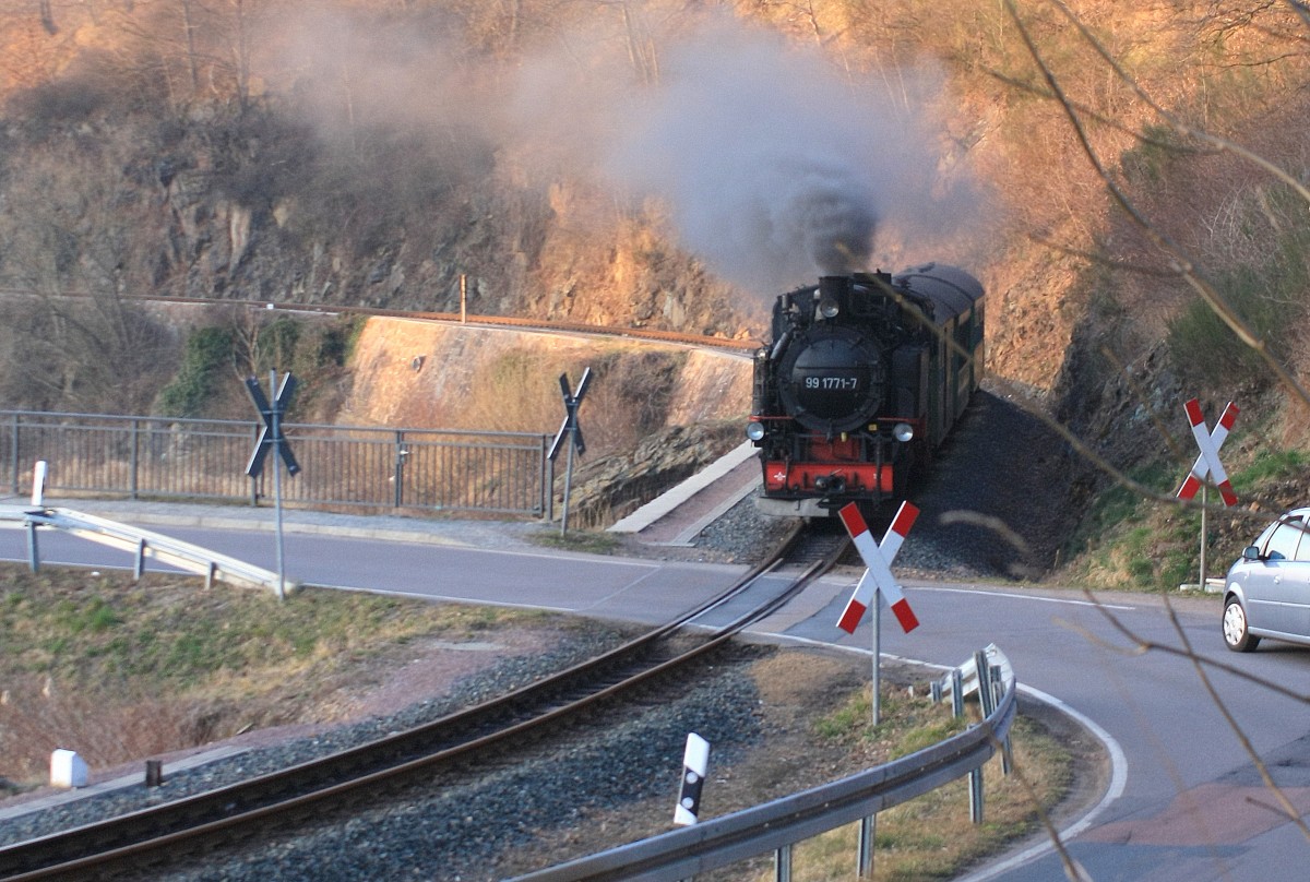 Die 991771-7 von Freital-Hainsberg nach Dippoldiswalde ist jetzt mit langsamer Fahrt ganz kurz vor dem unbeschrankten Bahnbergang an der Talsperre Malter/ Talsperrenstrae, 10.03.2014 17:30 Uhr