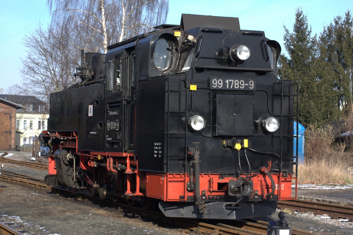 Die 991789-9 der Lößnitzgrundbahn nach dem  Wasser holen  in Radeburg vor dem Umsetzen, damit die Rückfahrt nach Radebeul Ost beginnen kann, 01.02.2014, 11:37 Uhr
