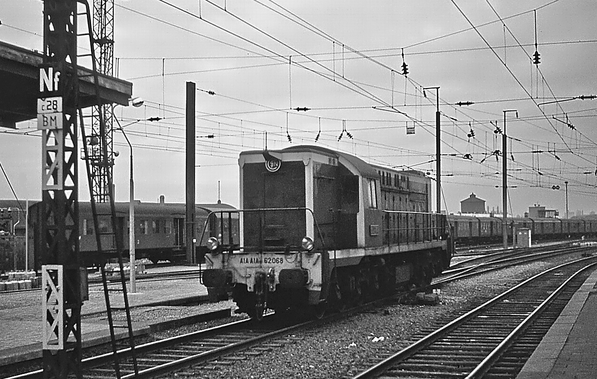 Die A1AA1A 62068 rollt im Dezember 1974 durch den Straßburger Hauptbahnhof. Die Lok gehört zu einer Serie von 100 Diesellokomotiven, die die Baldwin Locomotive Works gemeinsam mit den Dampflokomotiven der Reihe 141 R ab 1946 zur Wiederherstellung des nach dem 2. Weltkriegs zu 83 % zerstörten französischen Lokomotivparks lieferte.
