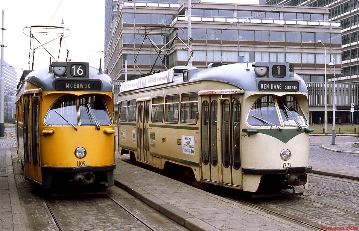 Die ab 1957 nach Den Haag gelieferten Tw 1100ff. erhielten eine von den Tw 1001-1024 abweichende,  europäischer  wirkende Fensteraufteilung. In unterschiedlicher Farbgebung präsentieren sich hier die Tw 1109 und 1222 im Februar 1980. Zu diesem Zeitpunkt waren bei der HTM ausschließlich PCC-Triebwagen eingesetzt. Diese Vierachser wurden bis 1993 komplett durch Gelenkwagen ersetzt.