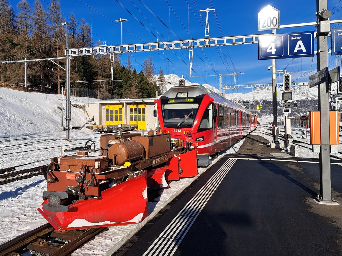 Die ABe 8/12 3514 fährt im Bf. Pontresina mit ein Regiozug von Sankt Moritz nach Tirano.
Auch mit Xk 9143, schneeraumer..., 03-02-2023
