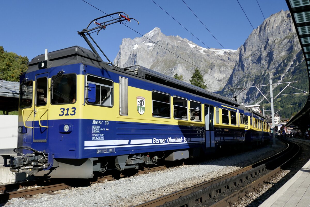 Die ABeh 4/4 II 313–311 am 19.9.25 im Bahnhof Grindelwald.