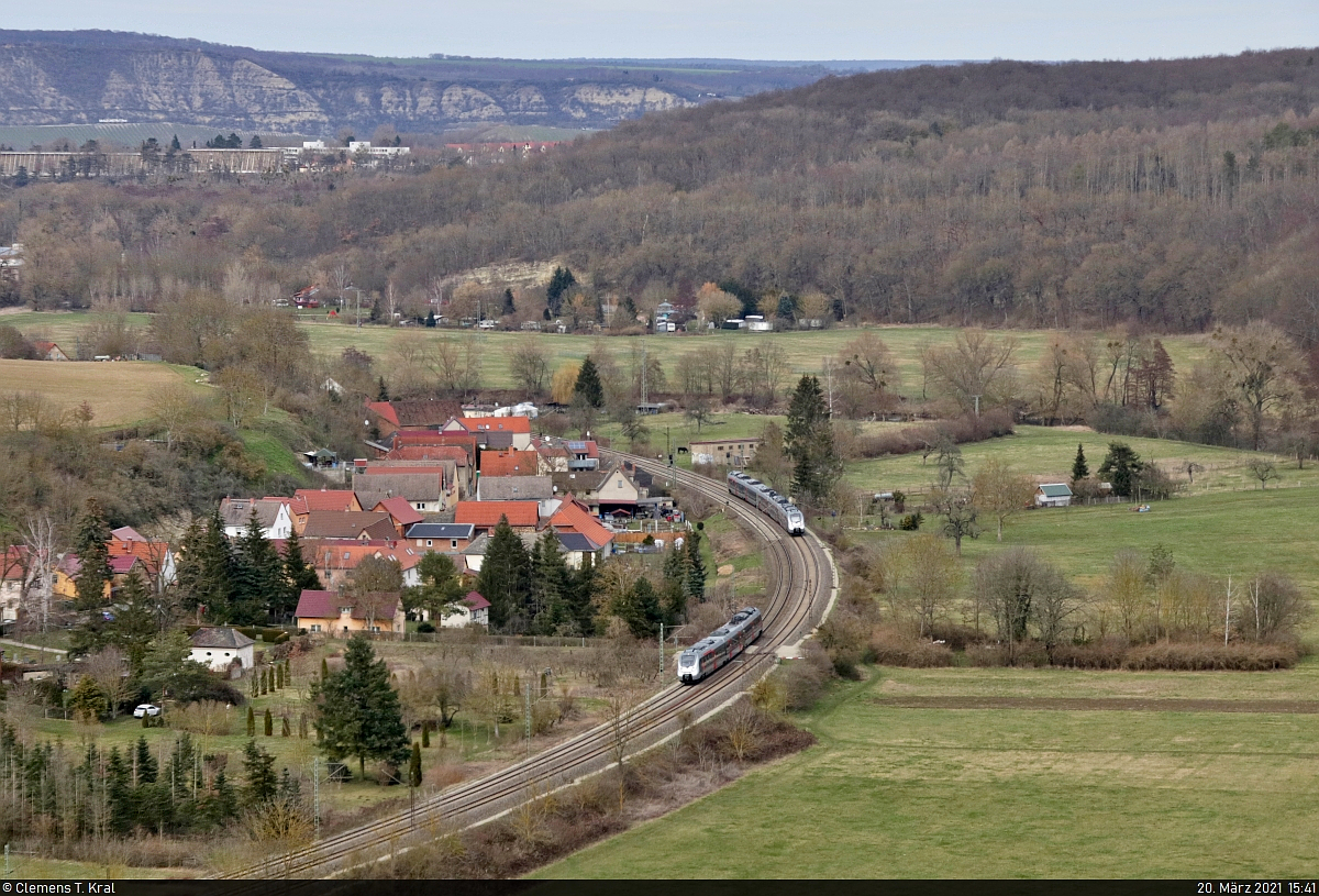 Die Abellio-Züge von der Saalebahn und Thüringer Bahn erreichen Bad Kösen alle etwa zur gleichen Zeit. Nicht selten kommt es daher zu Begegnungen der 9442 (Bombardier Talent 2) bei Saaleck, wie sie hier auf der Rudelsburg dokumentiert wurde.

🧰 Abellio Rail Mitteldeutschland GmbH
🚝 RE 74528 (RE17) Halle(Saale)Hbf–Erfurt Hbf / RB 74675 (RB25) Jena Saalbf–Halle(Saale)Hbf
🚩 Bahnstrecke Halle–Bebra (KBS 580)
🕓 20.3.2021 | 15:41 Uhr