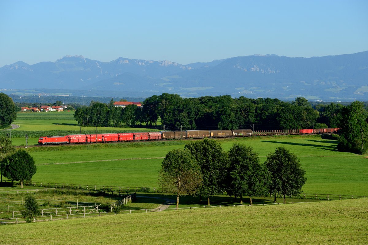 Die abendliche Übergabe 56466 von Rosenheim nach München Nord wurde im Jahr 2016 hauptsächlich von Loks der Baureihe 185 bespannt. Am 20. Juli 2016 konnte ich diese Leistung bei Aubenhausen ablichten. 