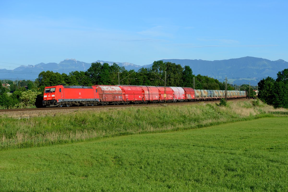 Die abendliche Übergabe EZ 56466 von Rosenheim nach München Nord wird inzwischen von Loks der Baureihe 185 bespannt. Am 08. Juni 2017 war für diese Aufgabe die 185 282 eingeteilt und konnte an der bekannten Fotostelle bei Rann verewigt werden.