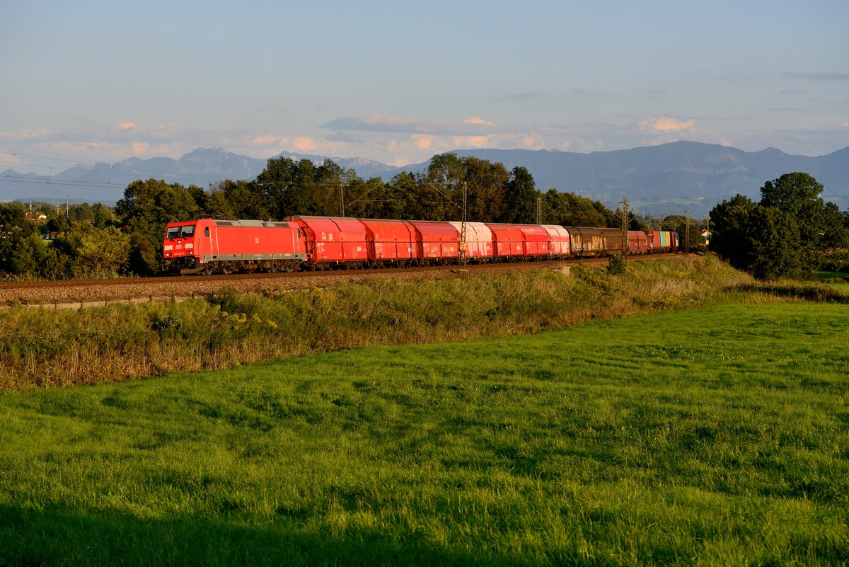 Die abendliche Übergabe EZ 56466 von Rosenheim nach München Nord wird inzwischen von Loks der Baureihe 185 bespannt. Am 04. September 2017 war für diese Aufgabe die 185 392 eingeteilt und konnte an der bekannten Fotostelle bei Rann verewigt werden.