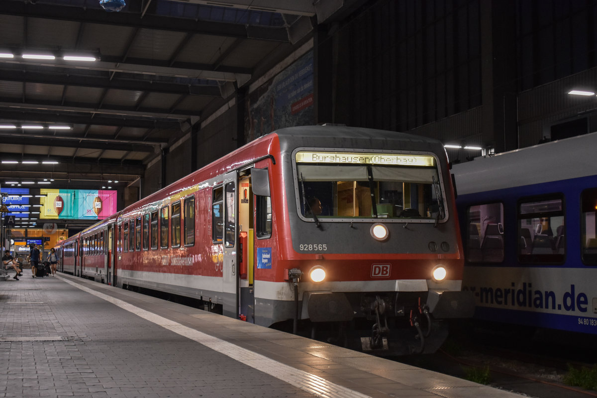 Die abendlichen Zügen zwischen München und Mühldorf(Oberbay) verkehren planmäßig mit VT628. Ein an Zügen wird dann in Mühldorf geteilt und beide Fahrzeuge fahren unterschiedliche Ziele an. So auch am 08.08.2020 das Doppel aus 628 565 nach Burghausen und 440 nach Simbach. Hier im Hbf von München