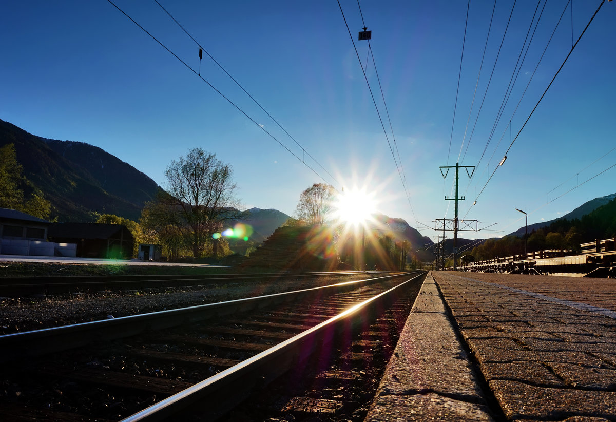 Die Abendsonne bringt die Gleise im Bahnhof Dellach im Drautal zum glänzen.
Aufgenommen am 14.4.2016