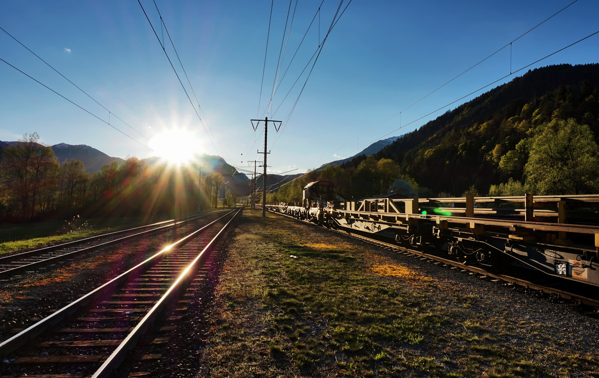 Die Abendsonne bringt die Gleise im Bahnhof Dellach im Drautal zum glänzen.
Aufgenommen am 14.4.2016
