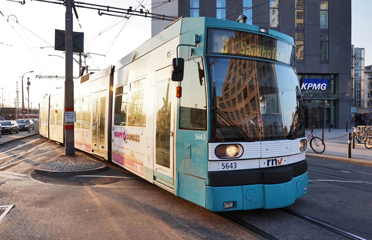 Die Abendsonne strahlt auf den rnv-Tramwagen 5643 bei der Einfahrt in die Haltestelle Mannheim Hauptbahnhof. 
Unterwegs war die Tram als Linie 3 (Neckarau Rheingoldhalle - Sandhofen Endstelle).
Aufgenommen am 18.3.2016.