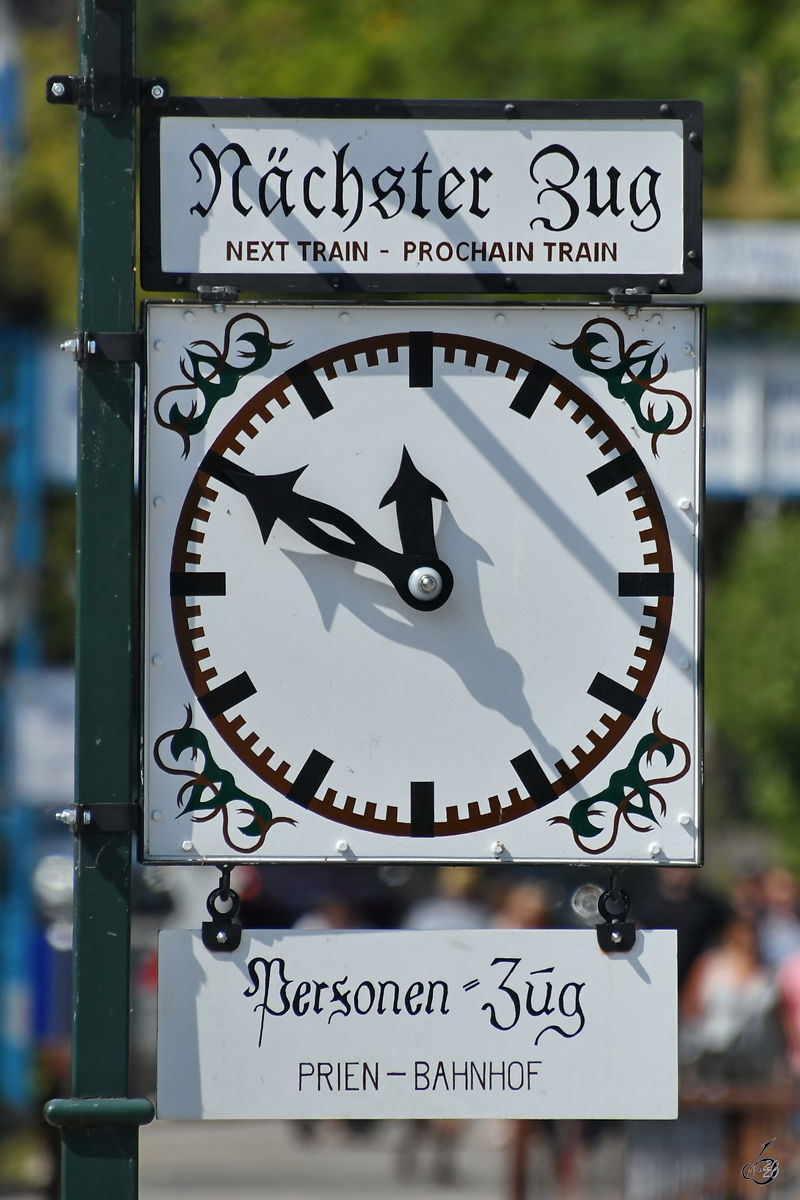 Die Abfahrtsinformationstafel am Hafen von Prien. (August 2020)