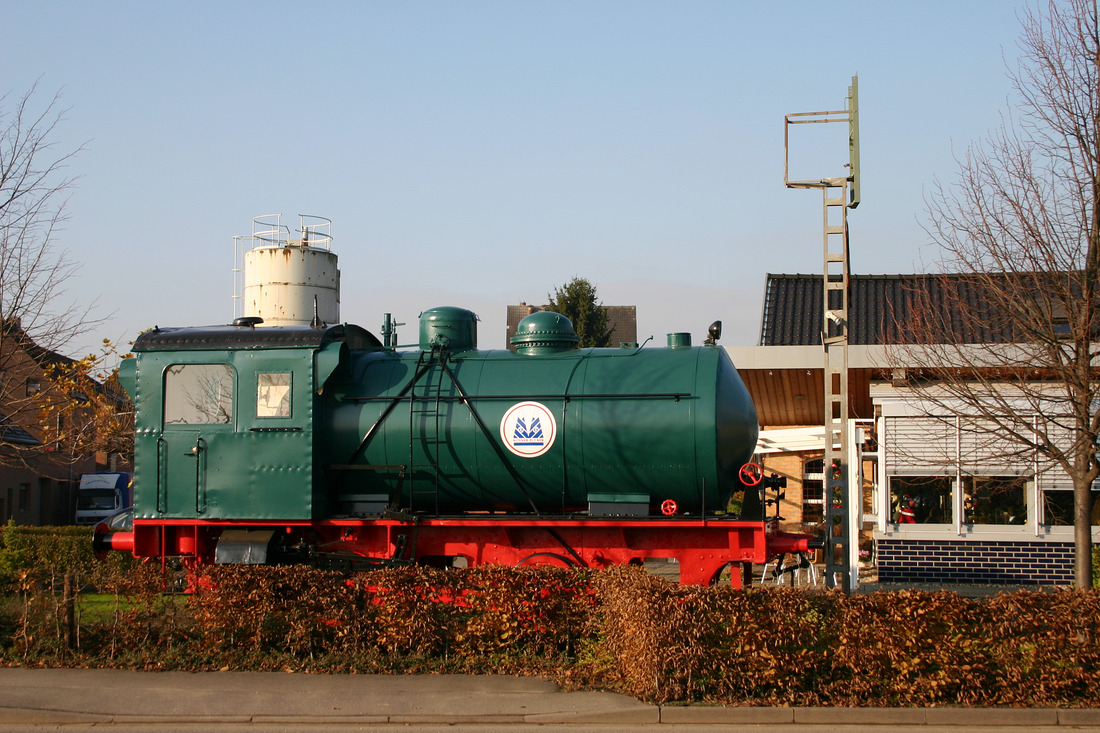 Die abgebildete Dampfspeicherlok steht als Denkmal vor einem Cafe in Elsdorf.
Von Henschel im Jahr 1947 gebaut, war die Lok meist bei Zuckerfabriken im Einsatz.
Das Bild wurde am 3. Dezember 2004 in Elsdorf aufgenommen.