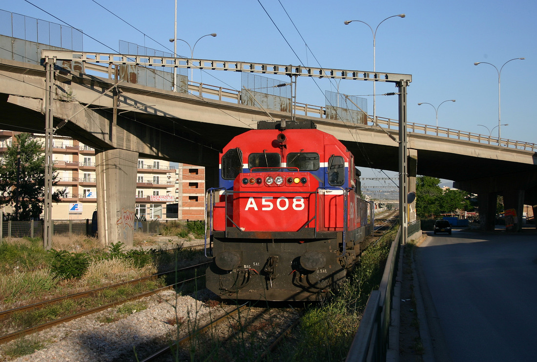 Die abgebildete OSE-LOK A 508 wurde am 9. Mai 2007 in einem Vorort von Thessaloniki abgelichtet.