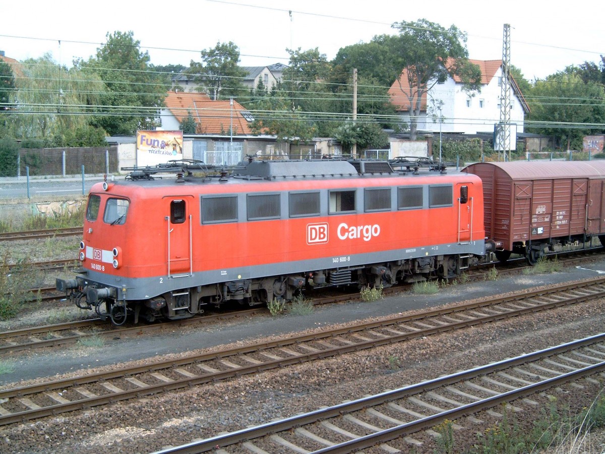 Die abgebügelte 140 600 steht am 01.09.2003 mit einem Güterzug in Leipzig-Leutzsch.