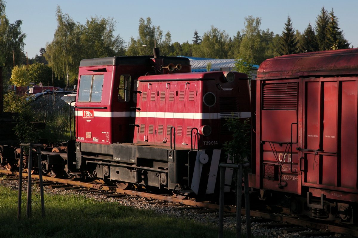 Die abgestellte T29.014 steht am 21.05.2014 im Bf Kamenice nad Lipou.