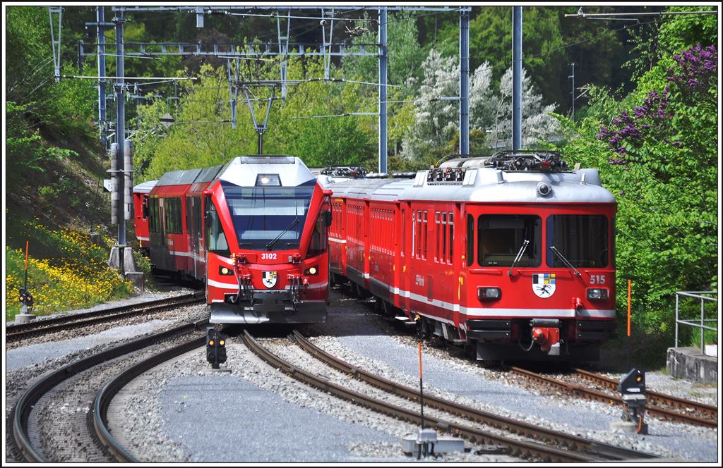 Die abgestellten Be 4/4 Triebzüge sind durch Allegra ersetzt worden. S2 1558 mit ABe 4/16 3102 in Reichenau-Tamins. (01.05.2014)