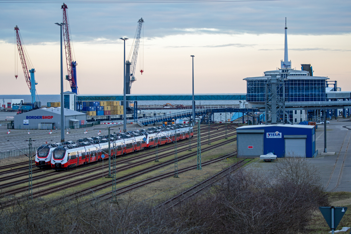 Die abgestellten Talent 3 Triebwagen in Mukran wirken ziemlich einsam zwischen den leergeräumten Nachbargleisen. - 14.02.2022 - Sicht von der Mukraner Strassenüberführung.