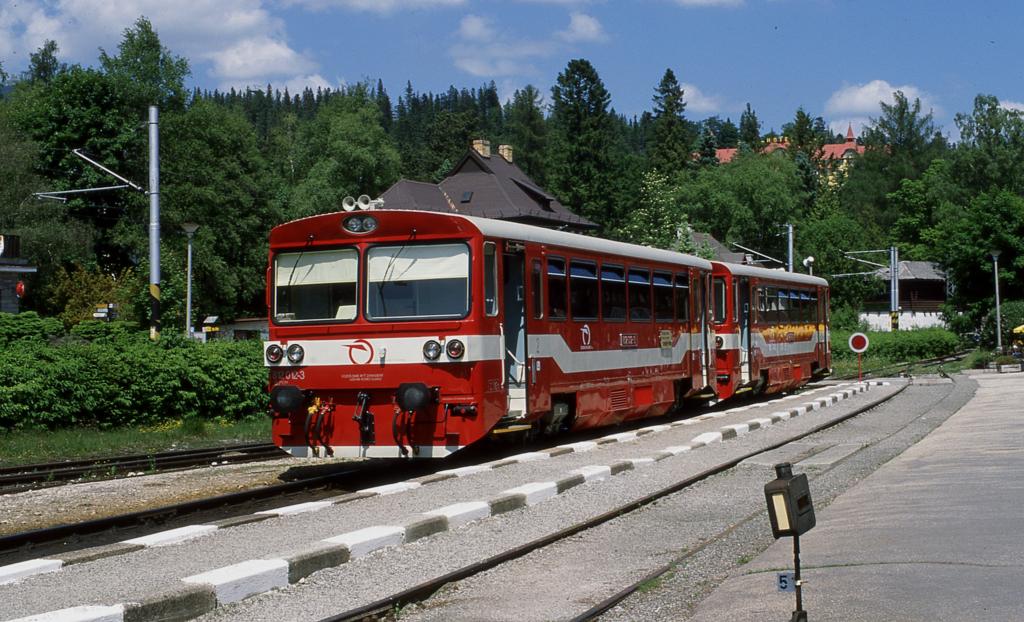 Die Abl�sung der alten 860ziger ist vollzogen. Am 3.6.2003 steht
VT 812012 frisch lackiert abfahrbereit im Bahnhof Tatranska Lomnica.
