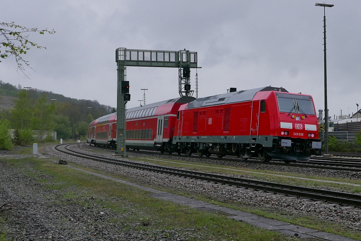 Die Ablösung der Baureihe 218 durch die Baureihe 245 auf der Südbahn rückt näher - Von Lindau kommend schiebt 245 036 die Wagen des IRE 4218 nach Stuttgart am 08.05.2017 aus dem Bahnhof von Biberach (Riß).