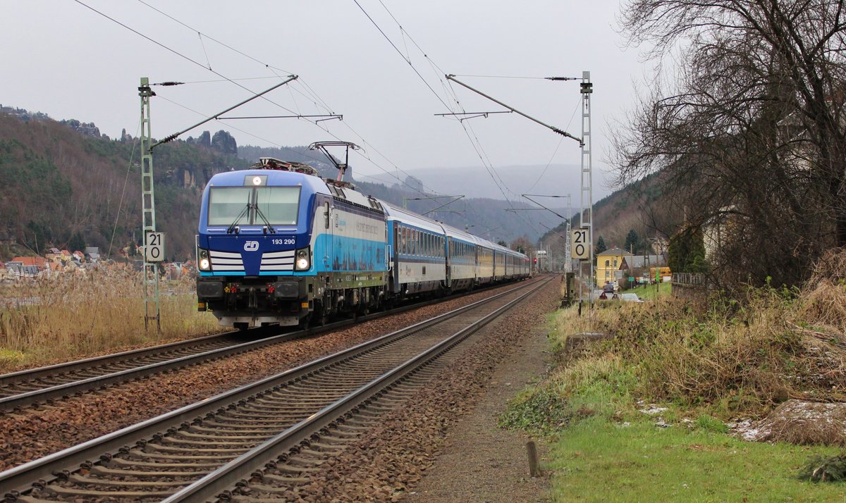 Die Ablösung der Baureihe 371 zwischen Dresden und Prag begann am 09.12.17 dann richtig. Hier ist schon 193 290 mit dem EC 174 in Krippen zu sehen.