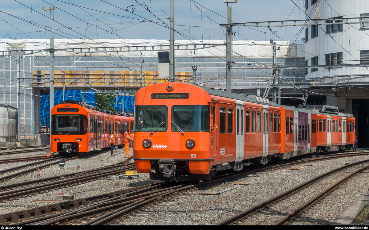 Die Ablösung steht bereit.<br>
Neue Züge für die S7 des RBS. Lieferung des ersten  Worbla -Triebzuges am 7. August 2018. Die 14 neuen Züge sollen die  Mandarinli  aus den 1970er-Jahren ersetzen.
