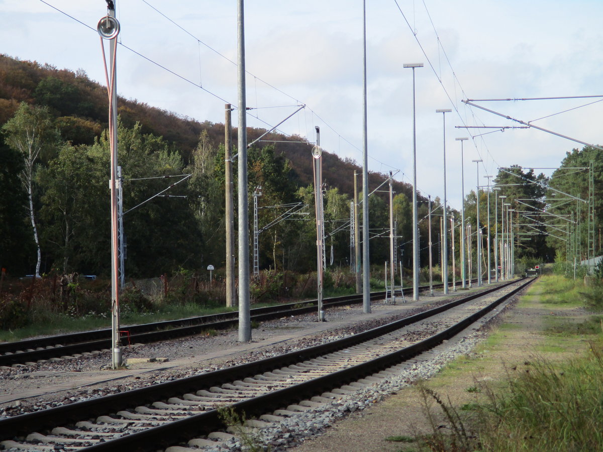 Die Abstellanlage in Binz am 14.Oktober 2019.Auch wenn auf beiden Gleisen insgesamt vier Züge abgestellt werden kann,müssen im Sommer einige Züge,als Leerfahrt,nach Stralsund,zur Reinigung,gefahren werde,Aufnahme durch den Zaun.
