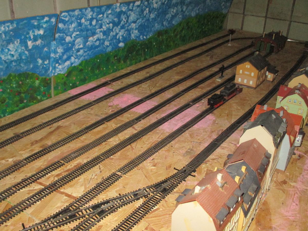 Die Abstellgleise im zukünftigen Bw auf meiner TT Anlage.Leider ist mir nicht bekannt ob es in TT einen längeren Lokschuppen gibt.