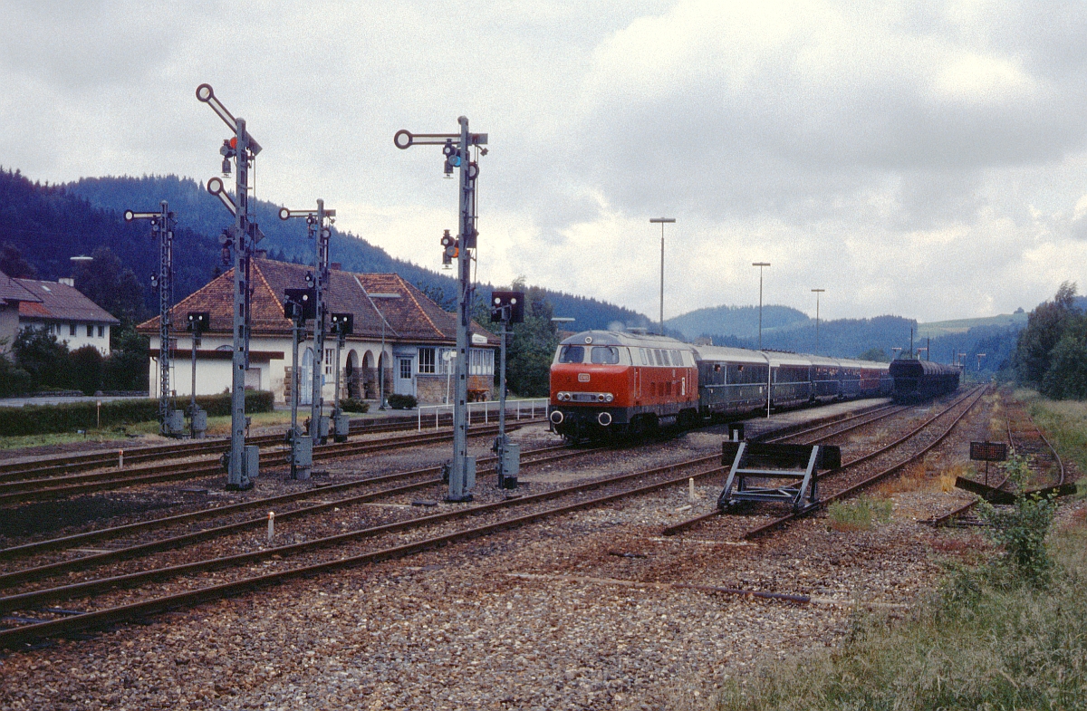 Die abwechslungsreichste Tour war die als  Bayernwaldrundfahrt  vermarktete Fahrt von Nrnberg ber Plattling - Gotteszell - Blaibach (Regentalbahn !)- Miltach - Amberg zurck nach Nrnberg, die jeweils (wie alle Thementouren) mit 2 Zuggarnituren am selben Tag in beiden Richtungen gefahren wurde . Hier durchfhrt am 16.6.1985   V 160 003  den Bahnhof Miltach in Richtung Gotteszell.
