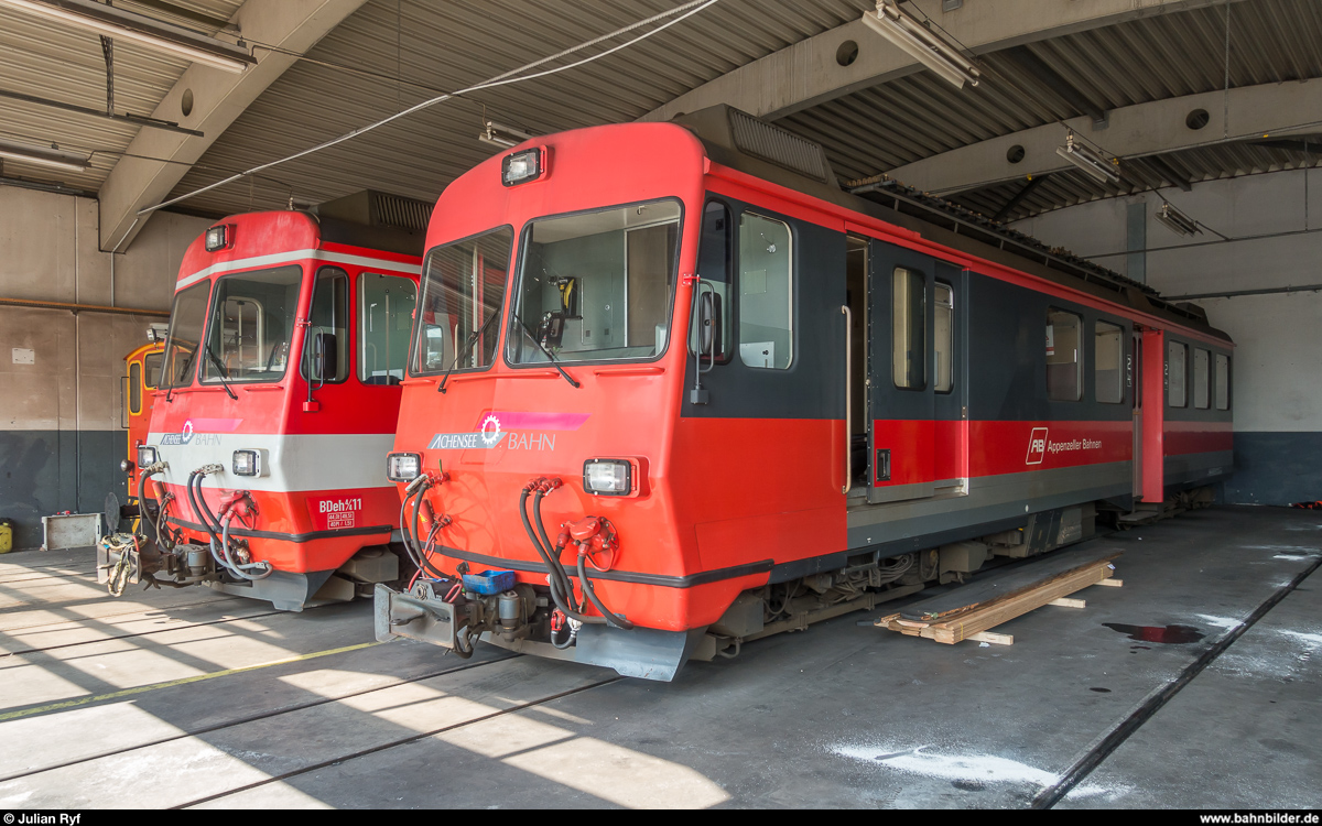 Die Achenseebahn hat von den Appenzeller Bahnen alle fünf ehemaligen SGA-Triebwagen mit den dazugehörigen Steuerwagen gekauft. Eingesetzt werden können die Triebwagen allerdings erst nach Erneuerung und Elektrifizierung der Strecke.<br>
Die BDeh 4/4 11 und 12 ex Appenzeller Bahnen stehen am 26. Juli 2018 als erste Vertreter der neuen Fahrzeuggeneration im Depot der Achenseebahn in Jenbach.