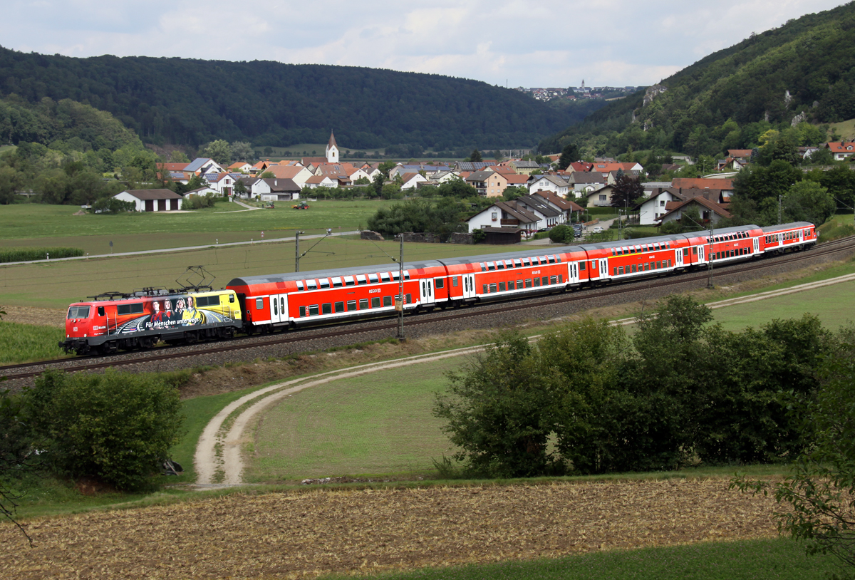 Die ADAC 111 024-3 mit einer RB von Mnchen nach Treuchtlingen bei Dollnstein am 14.08.2013
