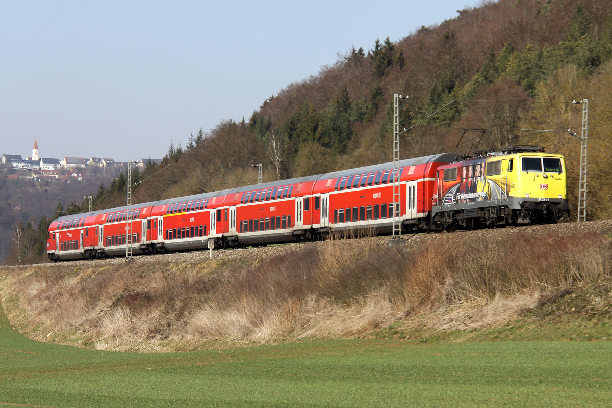 Die ADAC 111 024-6 mit der RB von München nach Nürnberg bei Dollnstein am 12.03.2014