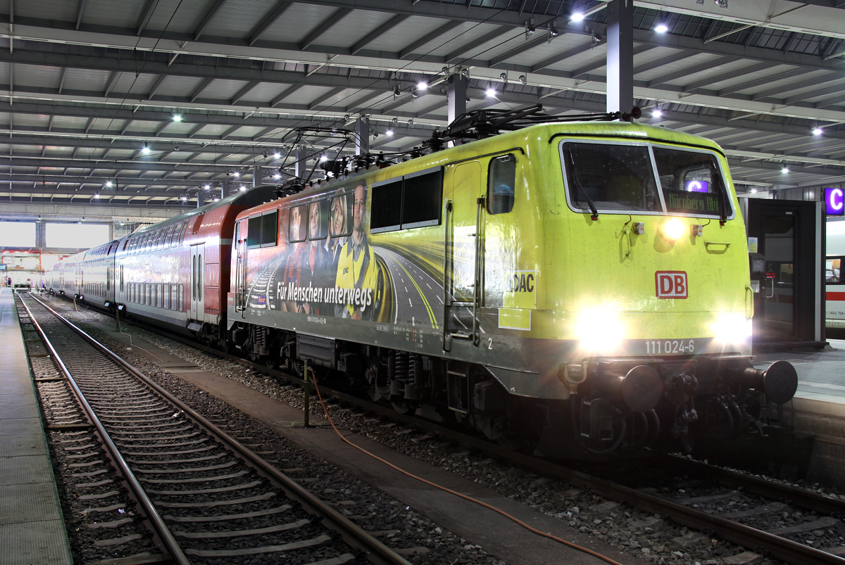Die ADAC 111 024-6 mit RB nach Nürnberg in München HBF am 12.03.2014