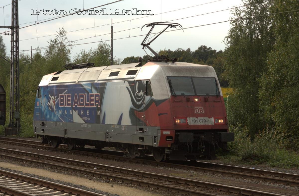 Die Adler - 101070 hatte am 9.9.2014 durch die Verspätung des aus Holland kommenden IC einen längeren Aufenthalt im Grenzbahnhof Bad Bentheim. Wegen der Verspätung wartete sie auf einem der Gütergleise im Bahnhof, wo sie sehr gut zu fotografieren war. Hier zeigt sie ihre rot weiße Seite.