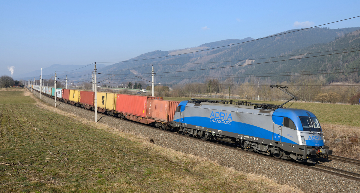 Die Adria Transport 1216 921 war am Morgen des 18. März 2015 mit dem LTE-Containerzug 48268 nach Kalsdorf unterwegs, fotografiert in Foirach bei Niklasdorf.

