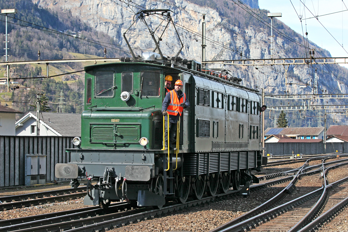 Die Ae 4/7 10987 bei einer Rangierfahrt im Bahnhof Erstfeld.bild vom 7.3.2015
