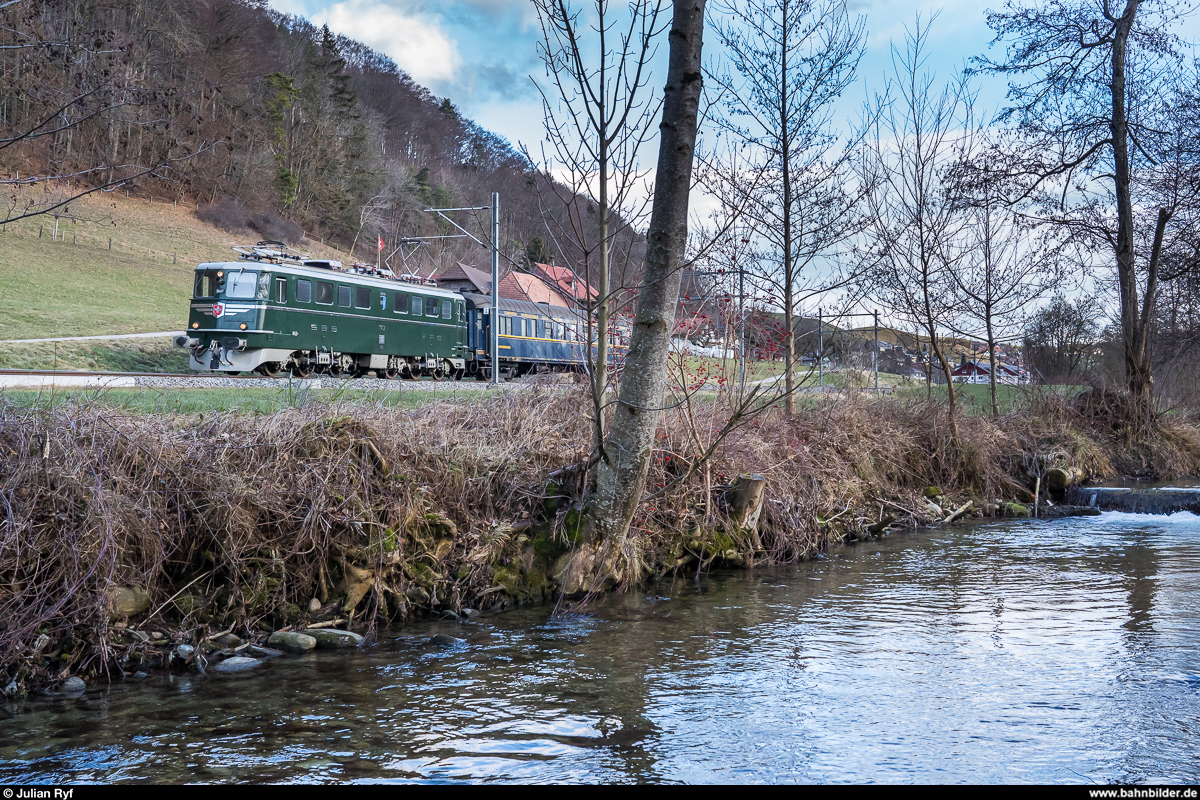 Die Ae 6/6 11407  Aargau  des Vereins Mikado 1244 hatte am 27. Januar 2019 die Aufgabe, die für eine Dampffahrt beim Verein Pacific 01 202 weilenden Wagen wieder zurück zu ihren Heimatvereinen zu bringen. Zum Zug gehörten drei Plattformwagen des VHE und der CIWL-Speisewagen der Dampfgruppe Zürich. Die Fahrt führte von Lyss via Entlebuch nach Huttwil und von dort weiter nach Brugg. Hier die Fuhre bereits ohne die Wagen des VHE bei Rohrbach.