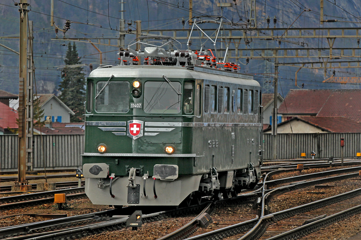Die Ae 6/6 11407 rangiert als Schublok an den zweiteiligen Dampfsonderzug heran,der aus einem Teil aus München Hb kam,der andere Teil aus Lyss kamen um dann gemeinsam mit den Damploks 01 202 und 01 2066 in Doppeltraktion den Gotthard nach Locarno zu überqueren.Bild vom 5.3.2015