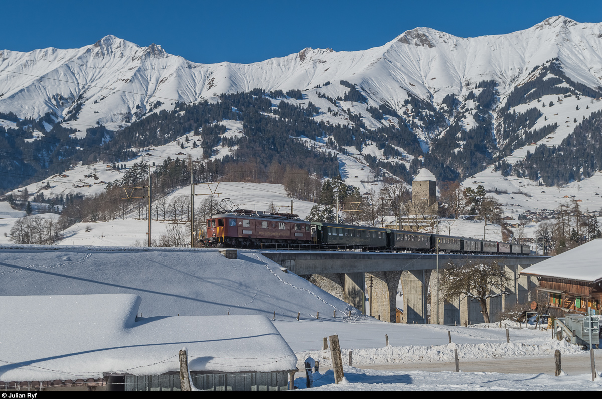 Die Ae 6/8 205 fährt am 22. Januar 2017 mit dem Swiss Classic Train zur Eröffnung der Belle-Epoque-Woche nach Kandersteg. Hier bei der Überquerung des Kanderviadukts in Frutigen.