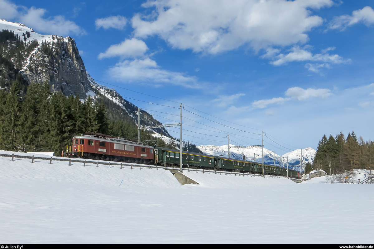 Die Ae 6/8 205 führt am 19. Januar 2014 den Swiss Classic Train an die Eröffnungsfeier der alljährlichen Belle Epoque Woche in Kandersteg. Aufgenommen kurz vor dem Ziel am Dorfeingang von Kandersteg.