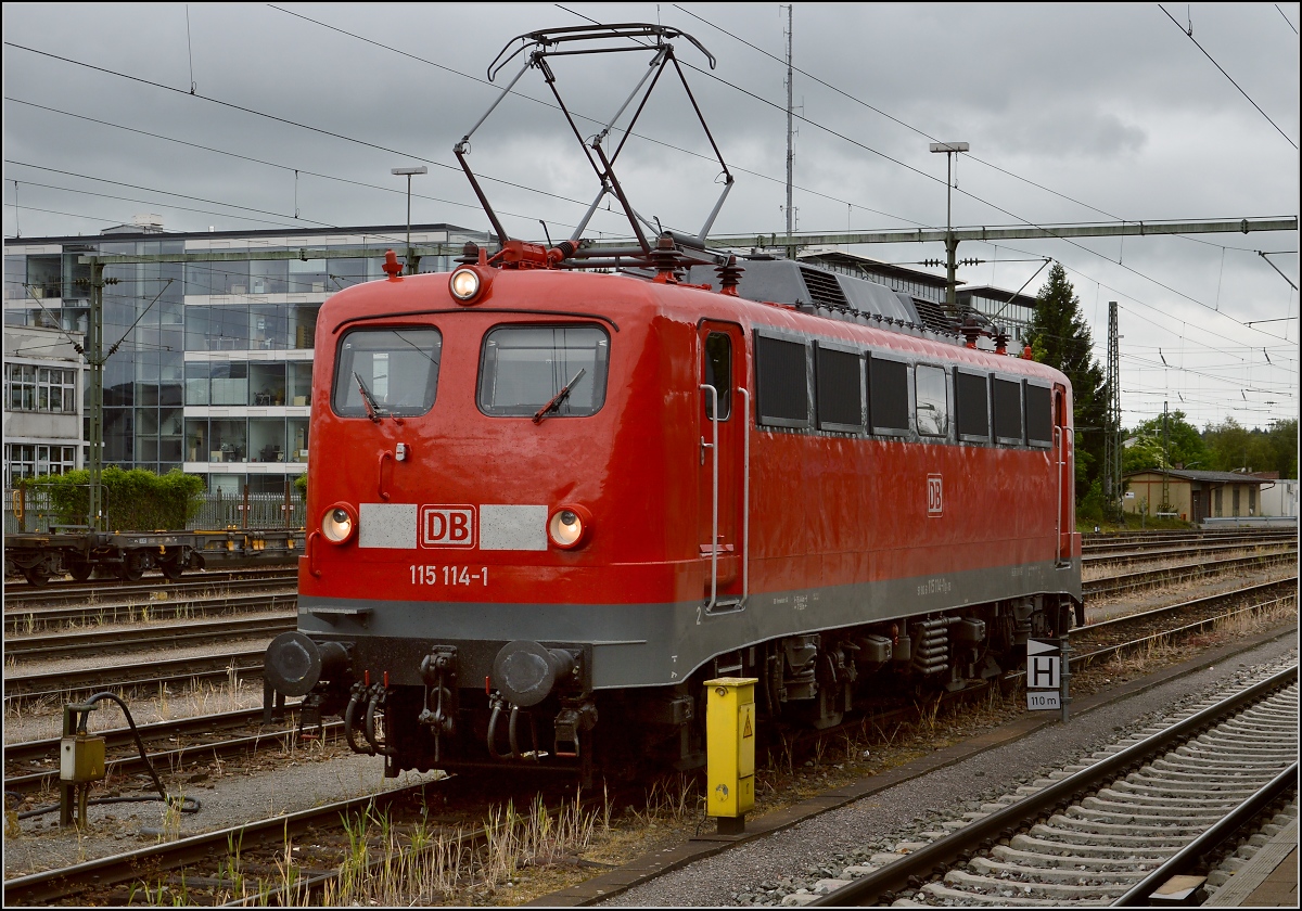 Die Älteste, 115 114-1 wartet in Singen auf ihren nächsten Einsatz, Mai 2014.