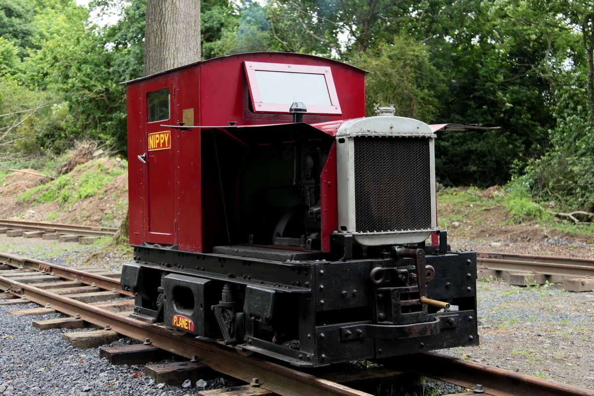 Die älteste Diesellok der Stradbally Woodland Railway ist NIPPY. Sie wurde 1934 mit der Serien-Nr. 2014 bei F.C. Hibbert (PLANET) in London NW 10 erbaut und ist betriebsbereit. Hier steht sie vor der Fahrzeughalle am 21.06.2016.