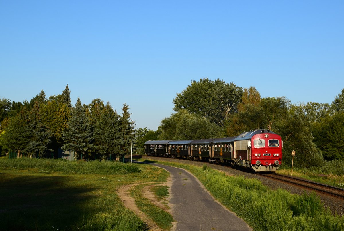 Die älteste Russel M41 2103 ist mit dem 19748 von Balatonfüred nach Tapolca bei Badacsony unterwegs.
01.08.2020.