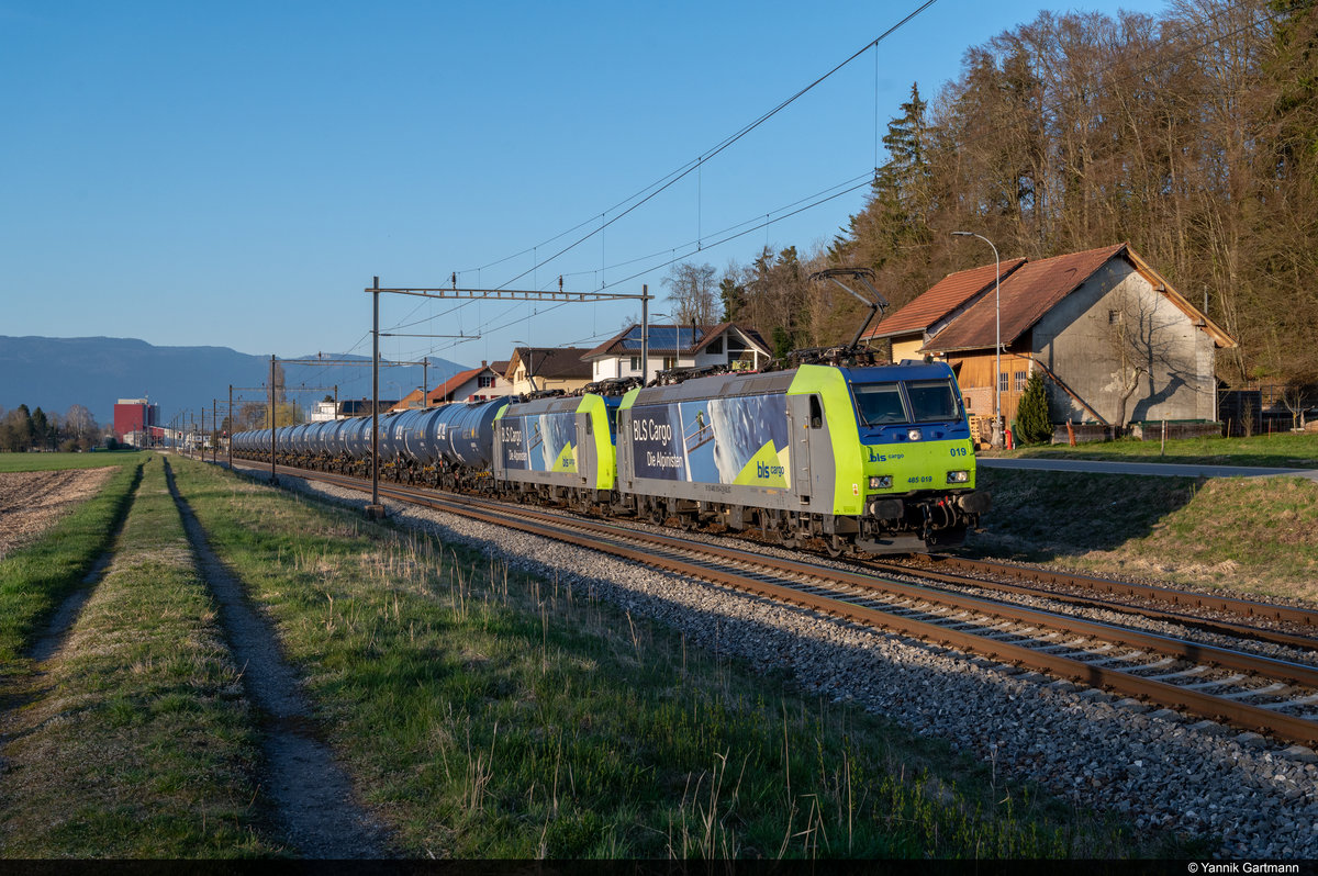 Die Ära der  Braunen  ist wohl definitiv zu Ende. Einer der letzten durch die alten Damen gezogener Güterzug wird nun durch modernes Rollmaterial der BLS Cargo gezogen. Hier zu sehen sind am 30.03.2021 BLS Cargo Re 485 006-1 und Re 485 019-4 mit einem Kesselzug bei Busswil.