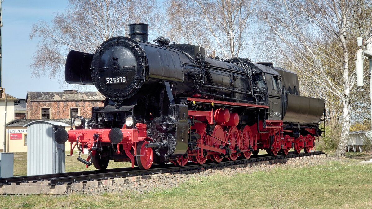 Die äußerlich sehr gepflegte 52 5679 im Brandenburgischen Eisenbahnmuseum in Falkenberg /Elster. Sie war die am längsten im Bw Falkenberg /E. beheimatete 52er. Aufnahme vom 12. April 2022